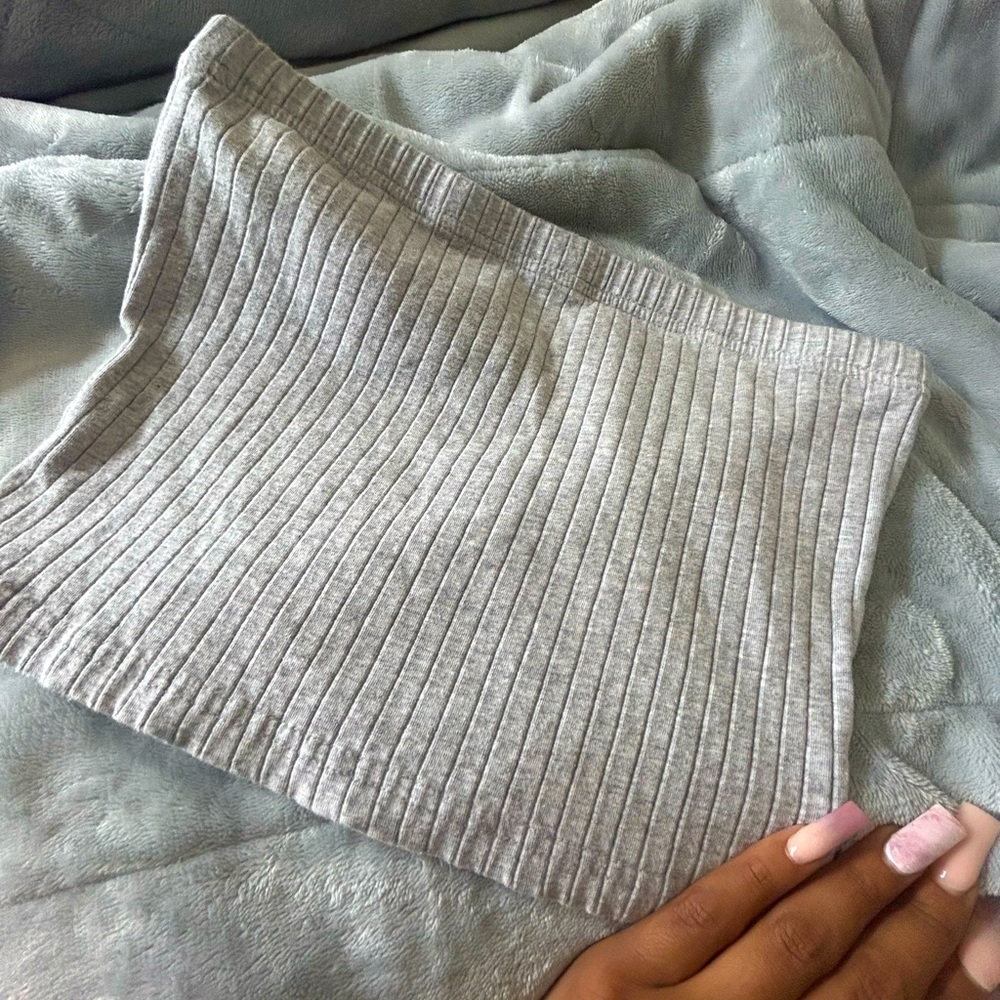 Strapless grey crop-top